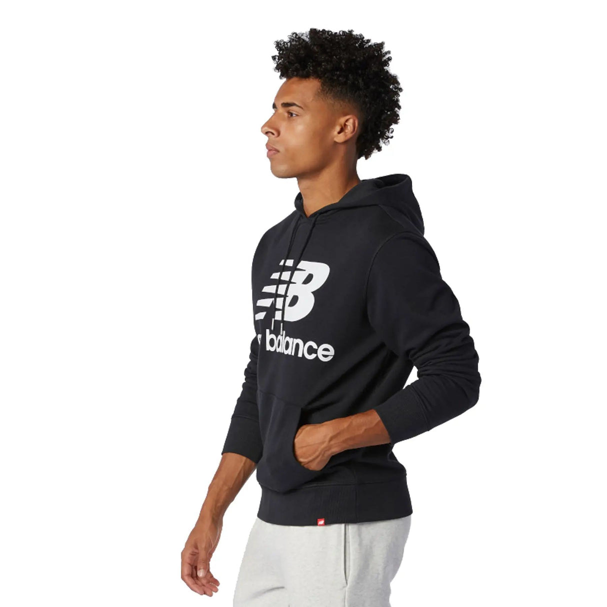 SUDADERA NEW BALANCE CON CAPUCHA ESSENTIALS STACKED NEGRO