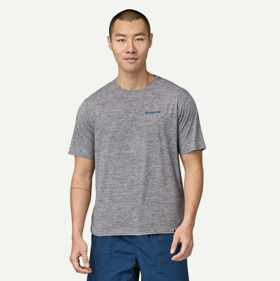 PATAGONIA CAMISETA CAP COOL DAILY GRAPHIC WATERS HOMBRE BOARSHORT FEATHER GREY