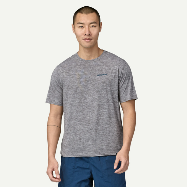 PATAGONIA CAMISETA CAP COOL DAILY GRAPHIC WATERS HOMBRE BOARSHORT FEATHER GREY