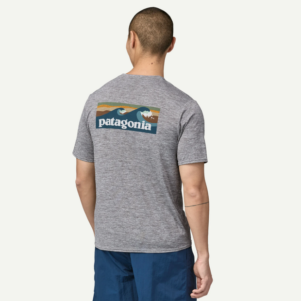 PATAGONIA CAMISETA CAP COOL DAILY GRAPHIC WATERS HOMBRE BOARSHORT FEATHER GREY